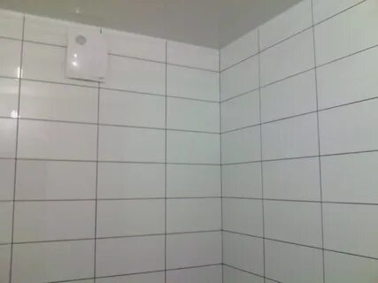 В ванной на плитке швы черные