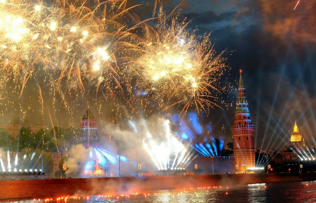 Салют победы видео. Солет день победа 9 мой Москва. Салют Победы в Москве. Салют 9 мая Москва. Салют Победы на красной площади в Москве.