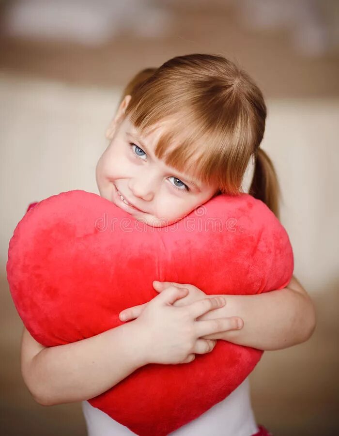 Женщина с сердцем в руках. Ребенок с сердцем в руках. Девочка держит сердечко. Девочка держит сердечко. Девушка держит в руках сердце.