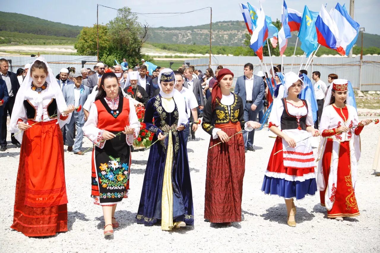 Три четверти крымчан довольны положением дел в регионе - соцопрос - РИА Новости 