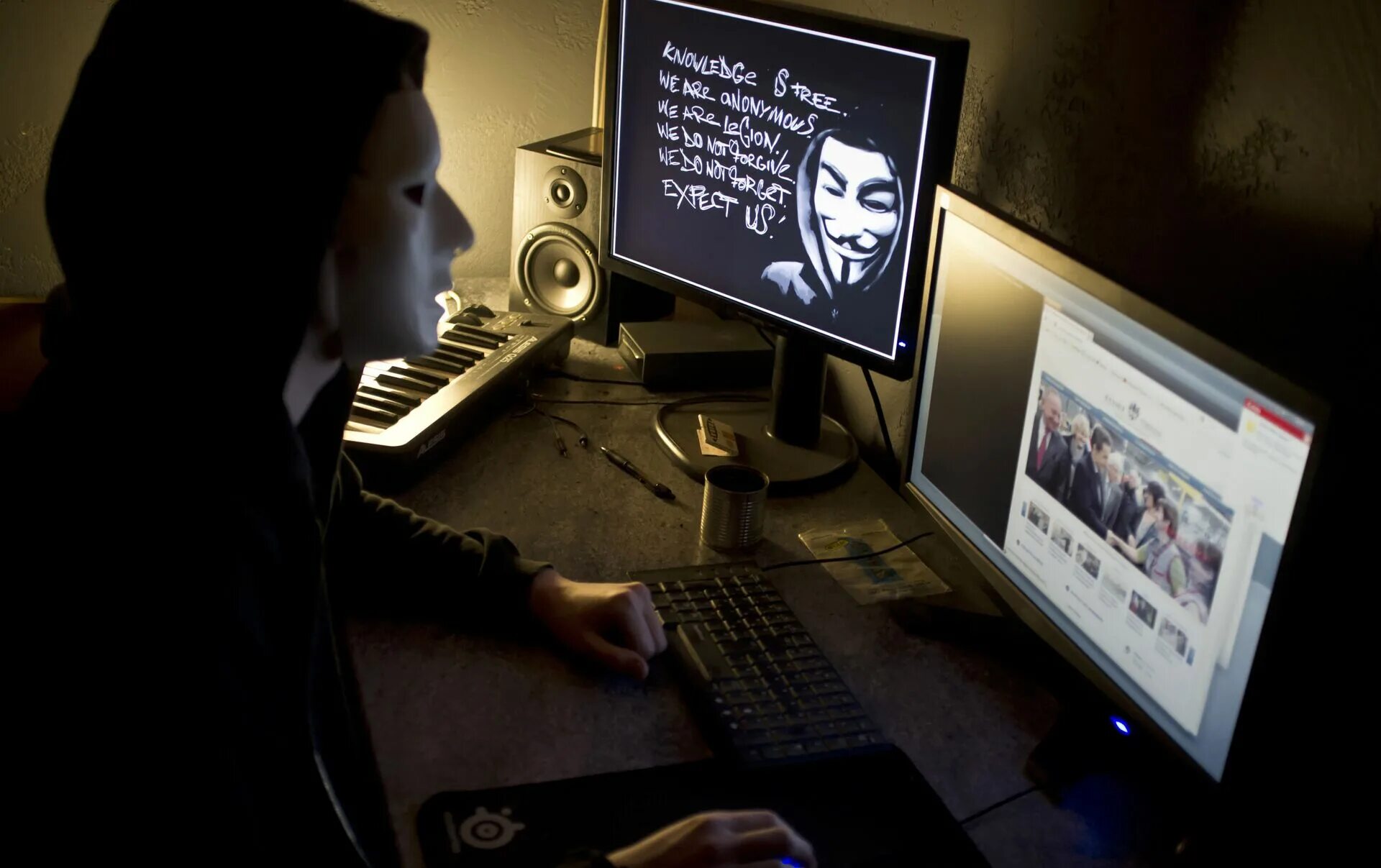 Правда что хакеры объявили войну. Хакерша анонимус. Анонимус за компом. Анонимус за компьютером. Anonymous хакеры.