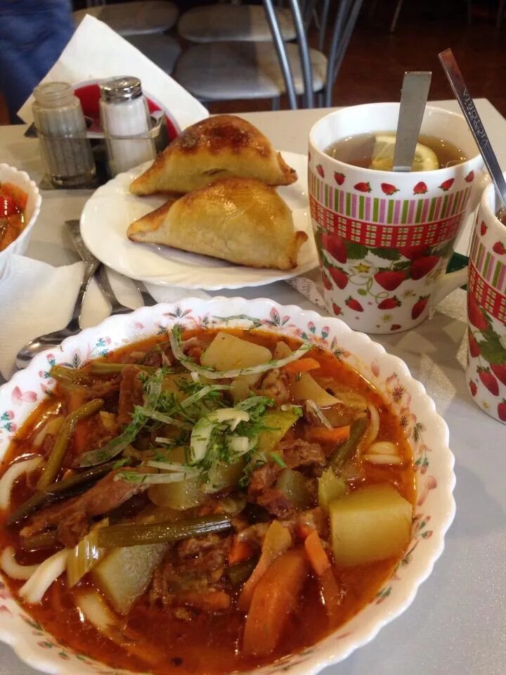 Узбекская кухня. Кафе узбекской кухни. Столовая узбекской кухни. Узбекская еда в кафе.