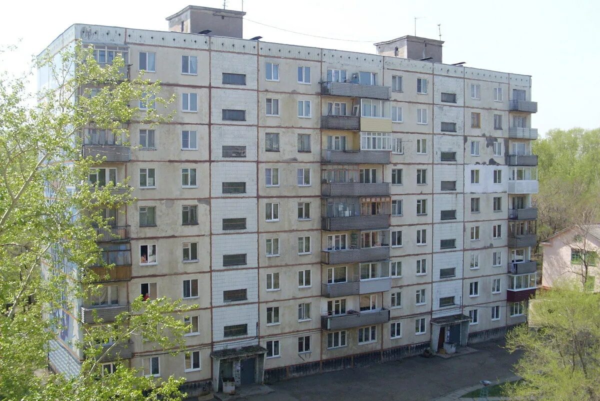 Панельная 9 этажка хрущевка. Панельная 9ти этажка в Москве. Брежневка кирпичная 5 этажка. Девятиэтажный панельный дом 515/9.