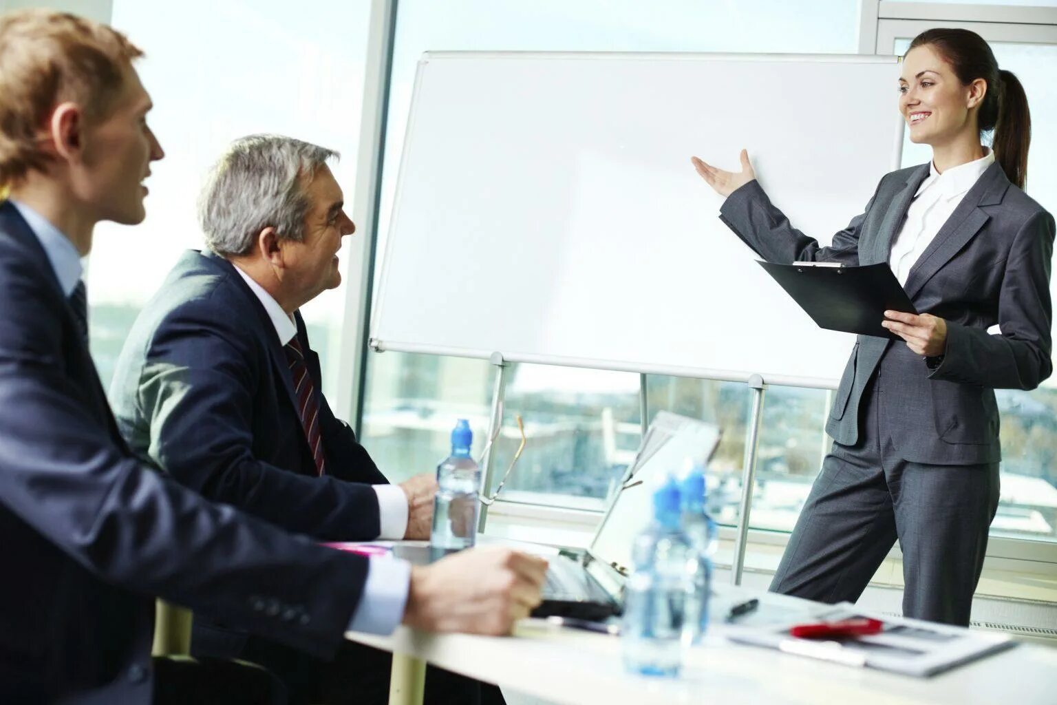 Человек который представляет компанию. Человек который представляет компанию. Человек знакомиться с новыми людьми. Общение с коллегами. Коллектив.