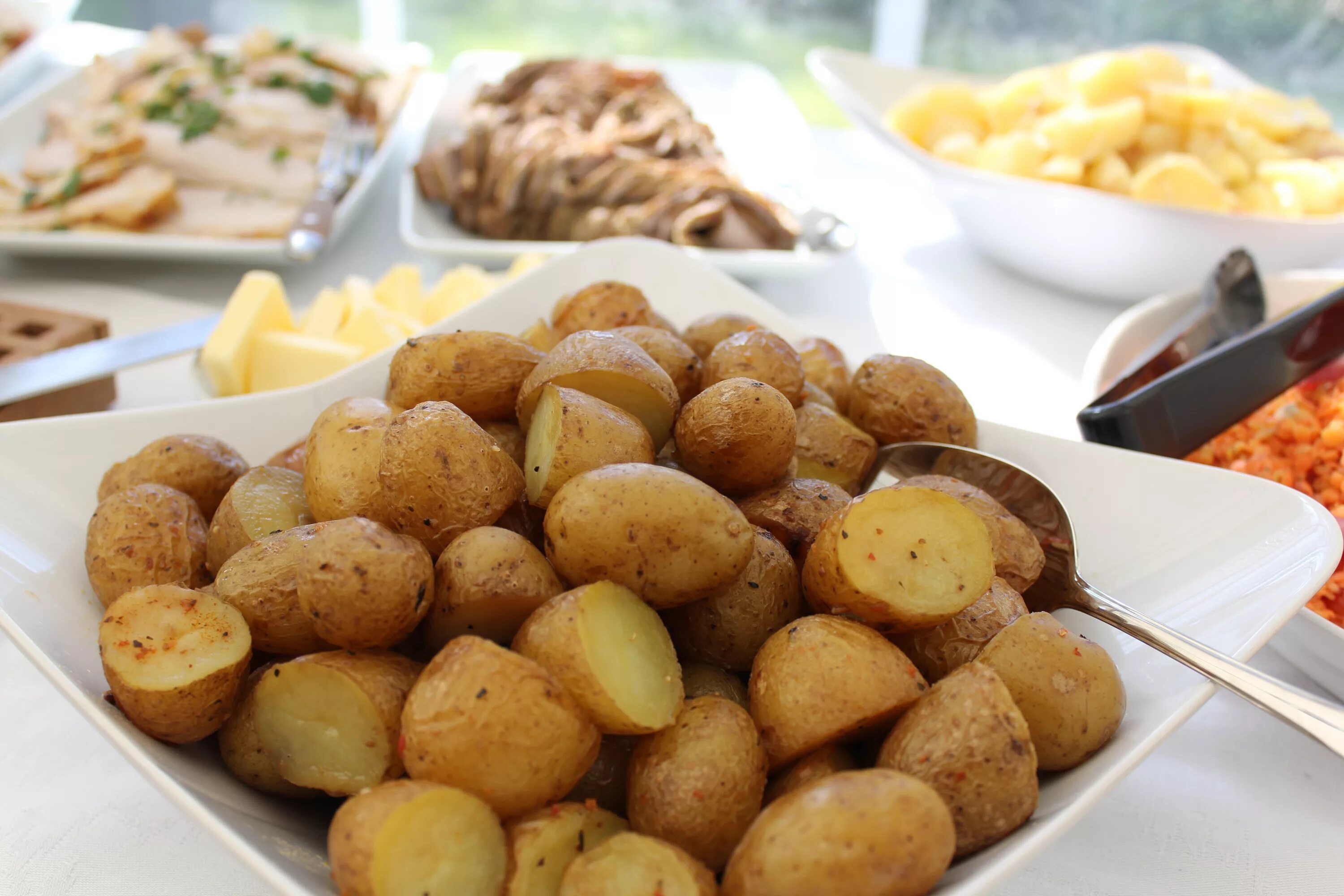 В каких блюдах используют картофель. Картофель. Картофель еда. Красивые блюда из картошки. Картошка на столе.