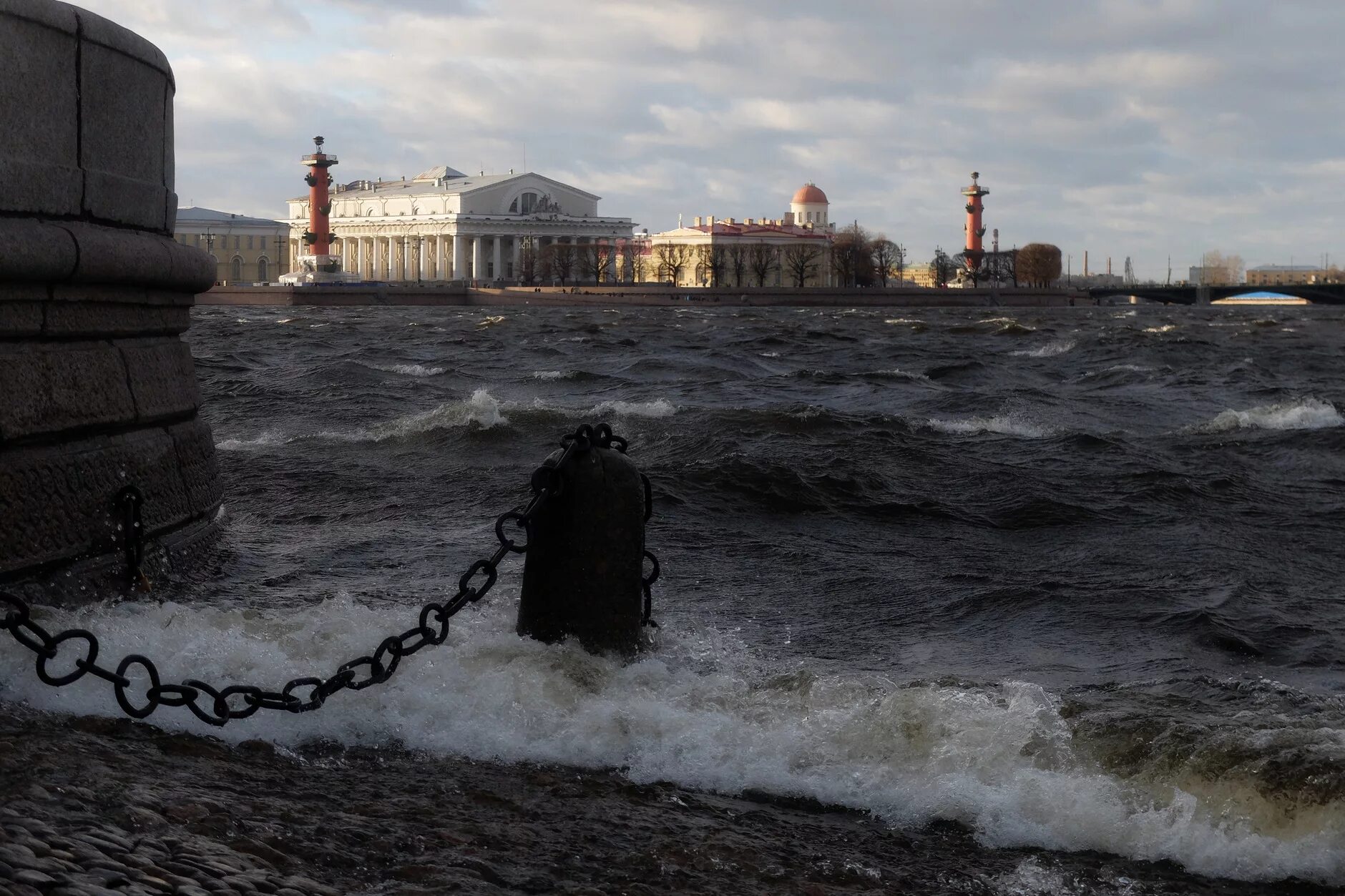 На реке неве на воде. Река Нева шторм. Нева шторм Санкт-Петербург. Питер ливень Нева. Нева шторм наводнение.