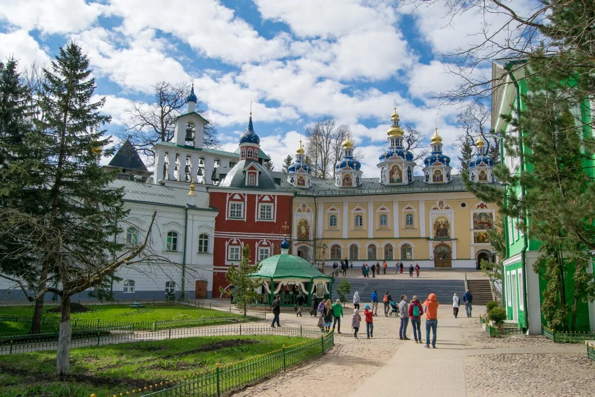 Монастыри псковской области фото. Печоры Псковская область. Псково-Печерский монастырь Псковская область. Печоры Псков. Печорский монастырь Псковская область.