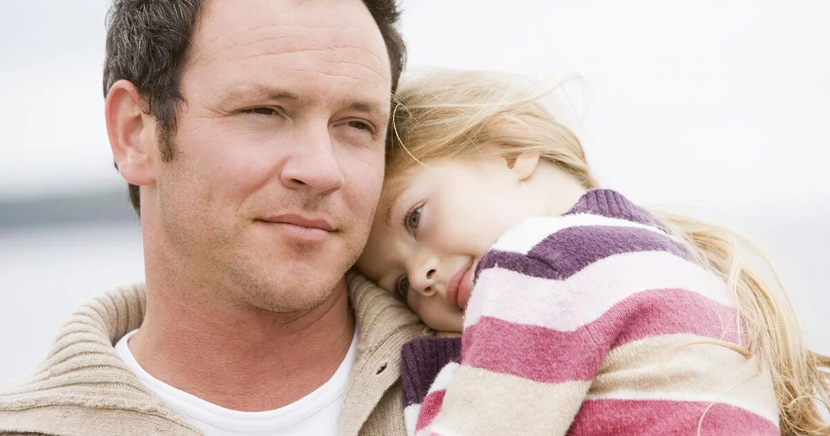 Обнял свою дочь. Отцы со своей дочери. Отцы со своей дочери. Отцы со своей дочери. Брутальный мужчина с ребенком.