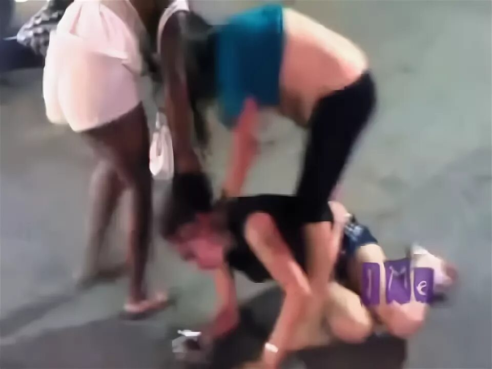 Драка на раздевание. Женские бои в бассейне. Соревнования на раздевание. Драка на раздевание. Драка в грязи на раздевание.