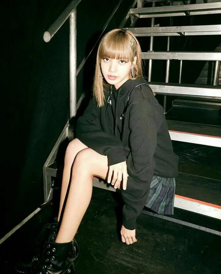 Лиса из блэкпинк 2025 год. Lisa blackpink. лиса blackpink 2019. блэк пинг лиса монобан. лиса манобан 2019.
