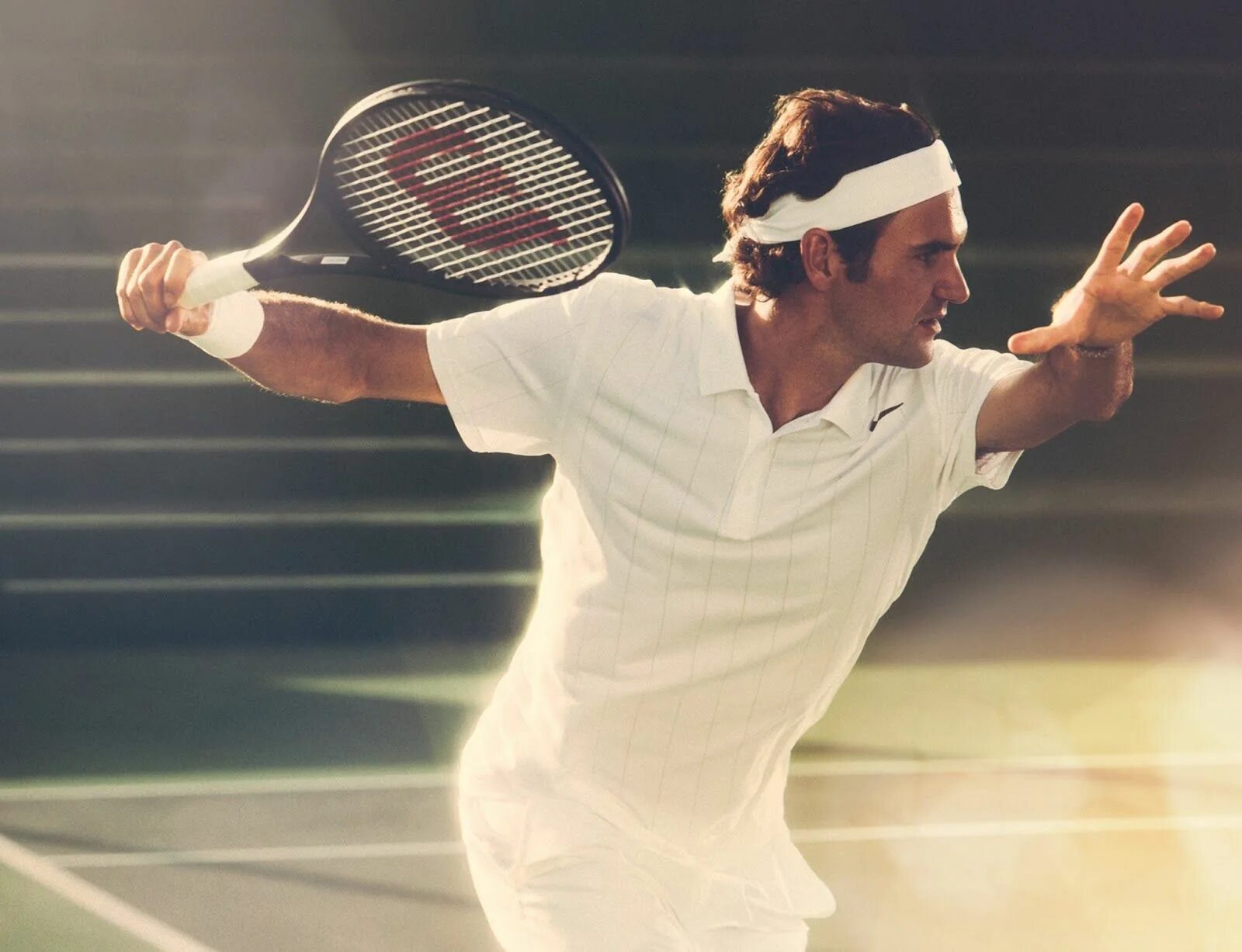 Большой теннис вк. Роджер Федерер с длинными волосами. Роджер Федерер Уимблдон. Роджер Федерер на корте. Теннис фотосессия Федерера.