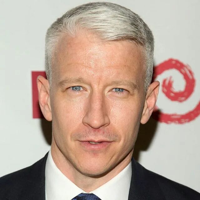 Стрижки мужчин 50. Anderson Cooper. Андерсон Купер седой. Прически для пожилых мужчин. Мужские стрижки для седых волос.