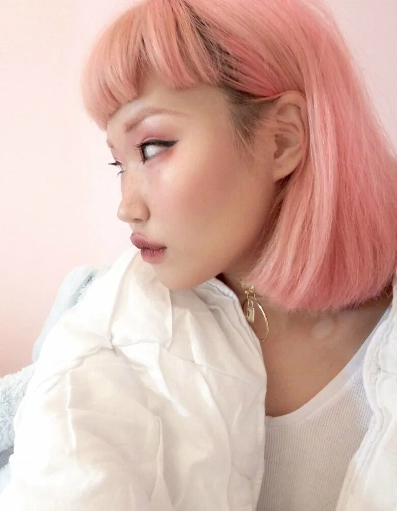Бледный розовый лицо. Розовый цвет волос. Пастельно-розовый цвет волос. Нежно розовые волосы. Кореянка с розовыми волосами.