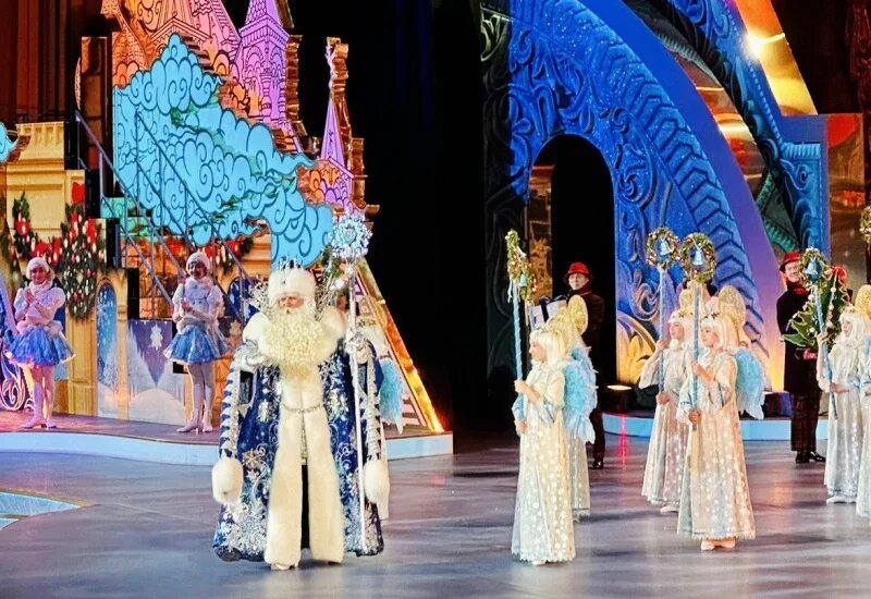 Кремлевская елка карусель. Кремлевская елка дед мороз. Елка в кремлевском дворце 2022. Кремлевская елка дед мороз. Кремлевская елка.