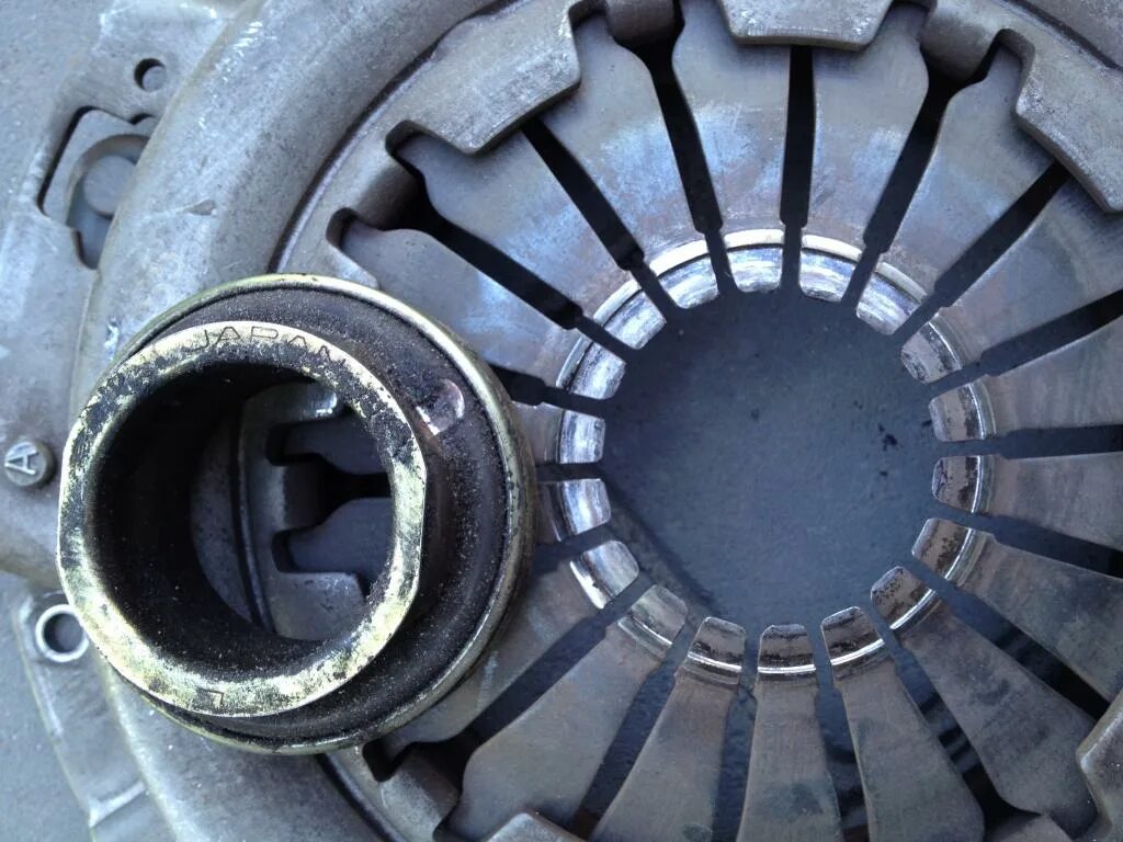 Вибрирует педаль сцепления. Пружина педали сцепления субару аутбек 2007. Отбойник педали сцепления кия ceed. Педаль сцепления фокус 3 st. Педаль сцепления бмв е60.