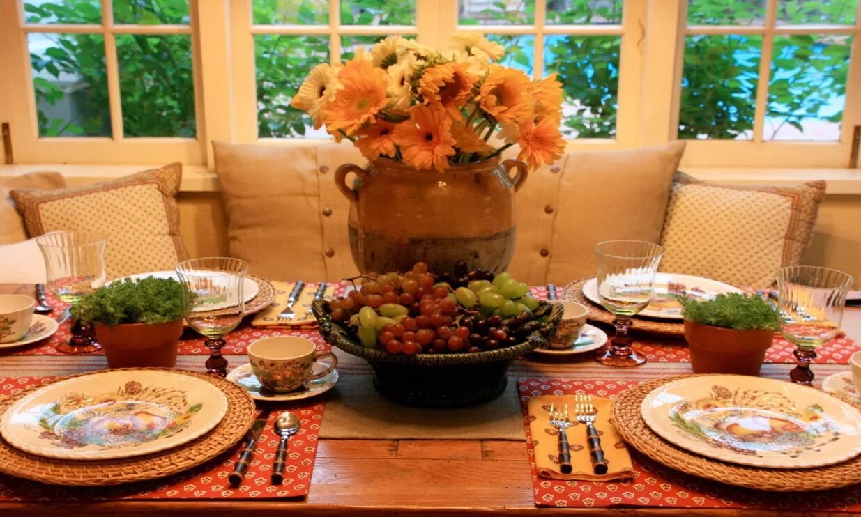 Воскресный семейный обед. Сервировка стола с едой. Домашний стол с едой. Сервировка стола в деревенском стиле. Деревенский стол с едой.