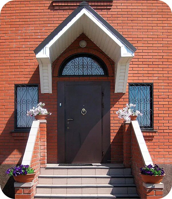 уличные двери в частный дом. входная дверь в кирпичном доме. кирпичная арка в интерьере. входная дверь в частный дом. кирпичный дом дверь.
