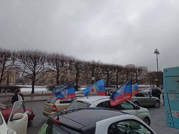 Днр спб. Донецк и питер навсегда. Митинг донецкая народная республика 2014. Протесты на дворцовой площади. Митинги в поддержку россии в россии.