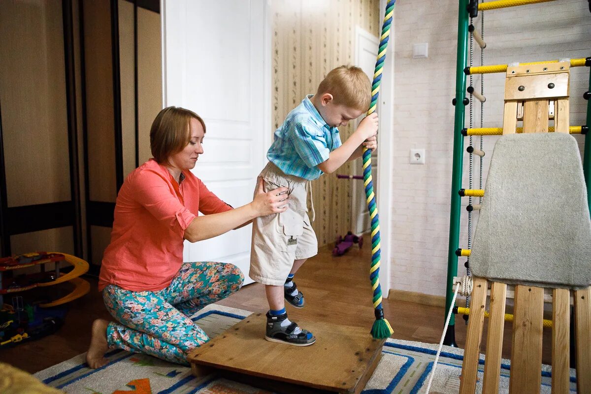 С дцп можно жить. Семья с ДЦП. Реабилитационные занятия с детьми ОВЗ на шведской стенке. Наблюдение при ДЦП. Детский церебральный паралич Шипицына.