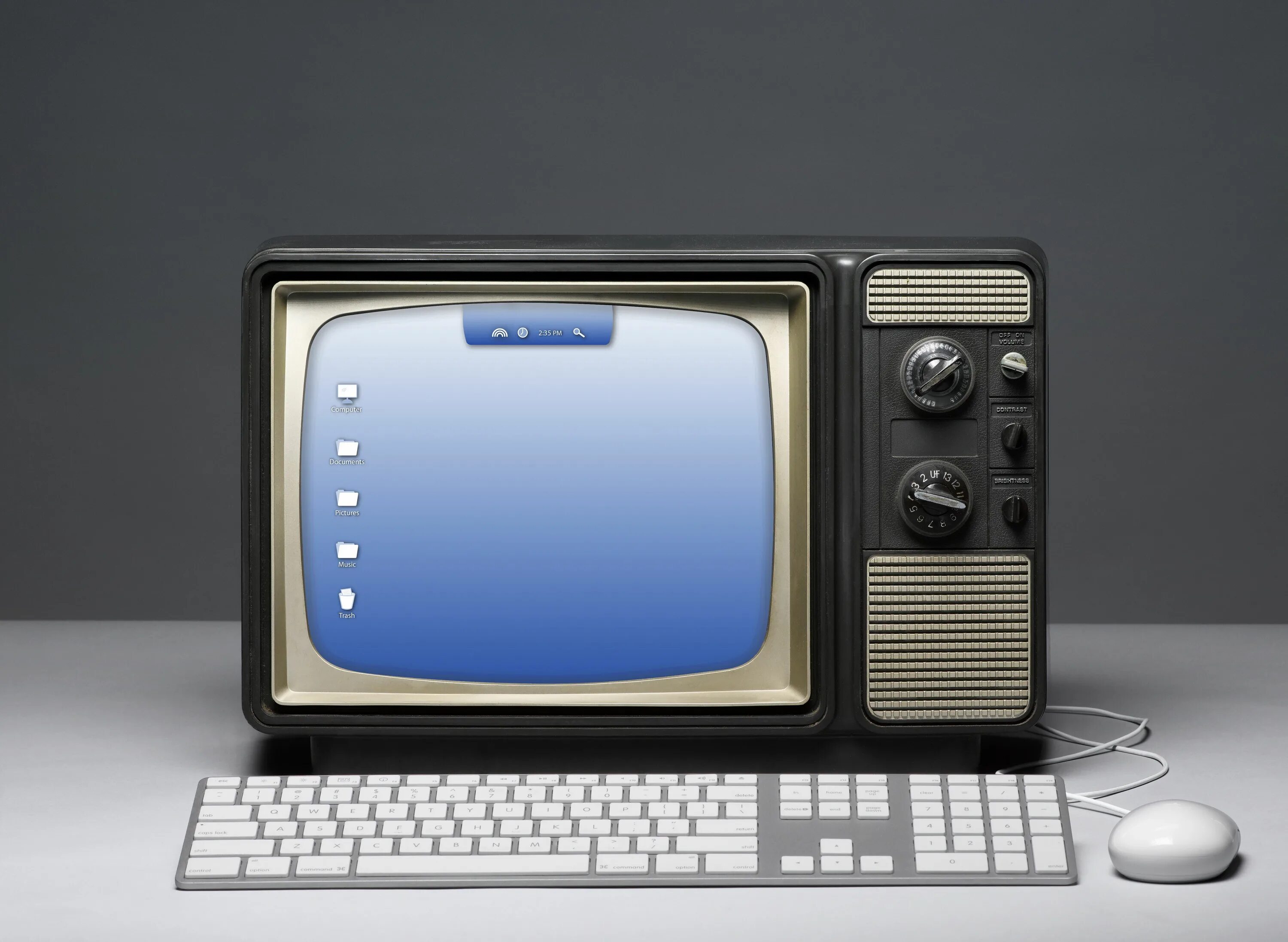 Просмотр на компьютере телевизор. Телевизор компьютер. Старый компьютер с телевизором. Старые компы и телевизоры. Самый старый компьютер.