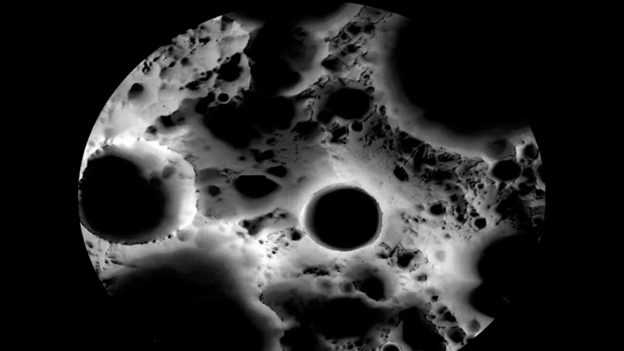 Другая сторона луны. На темной стороне луны. Первое фото обратной стороны луны. Темная сторона луны фото. Обратная сторона луны спутник.