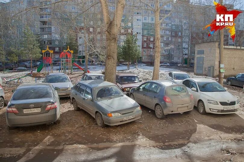 Машина во дворе. Парковка во дворе. Стихийная парковка во дворах. Парковка машин во дворе. Можно мыть машину во дворе многоквартирного дома