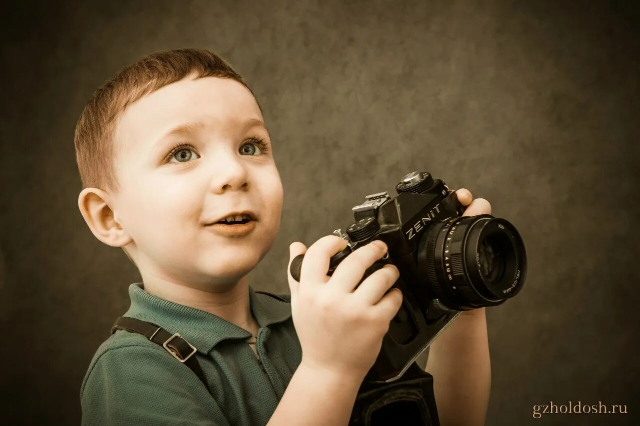 Фотограф ребенок. Фотоаппарат для детей. Малыш с фотоаппаратом. Фотокурсы для детей. Фотоконкурс для детей