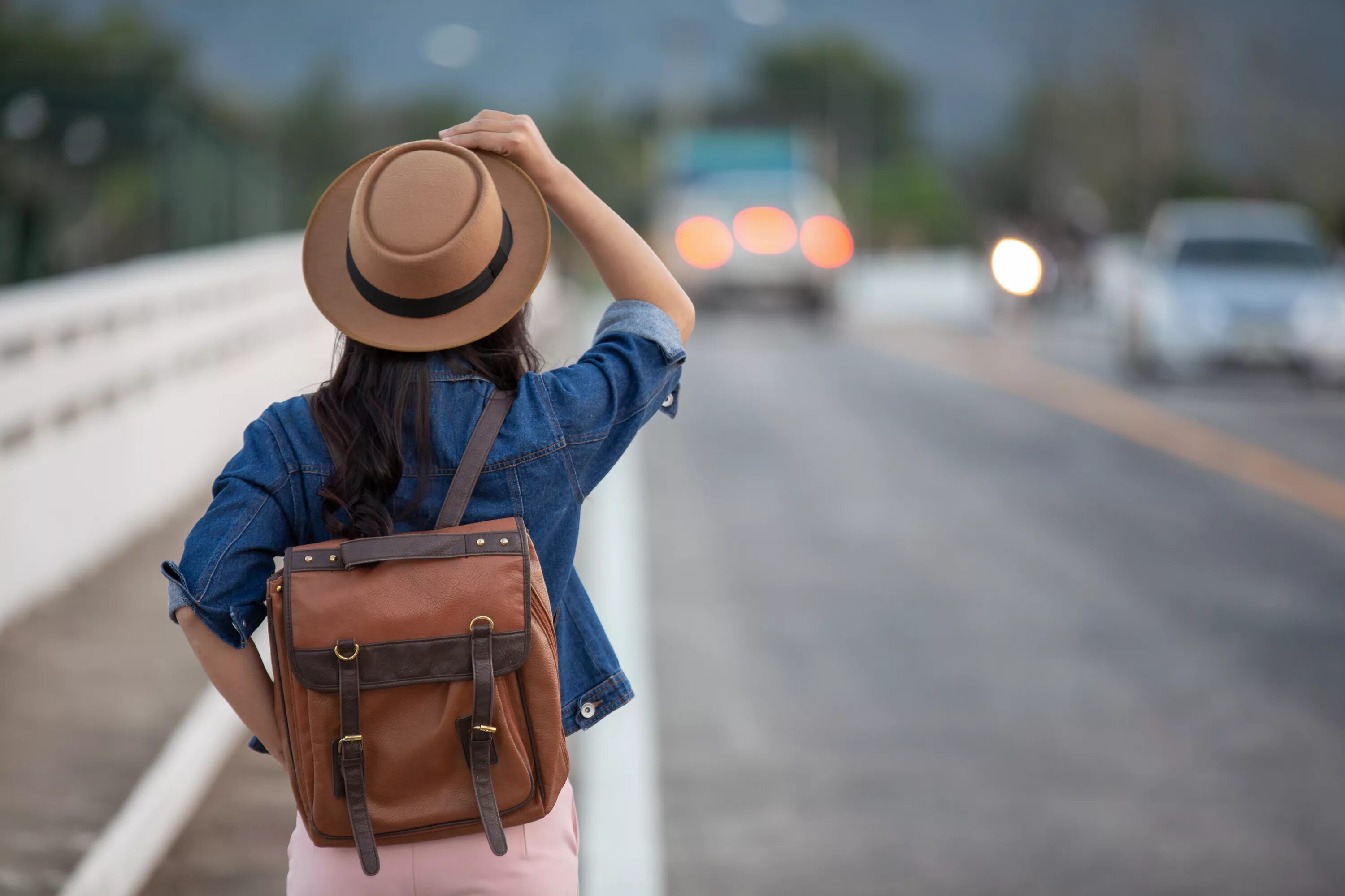 Женщина путешественник. Планирование путешествия. Happy Travel девочка. Женщина турист. Бесцельно путешествовать