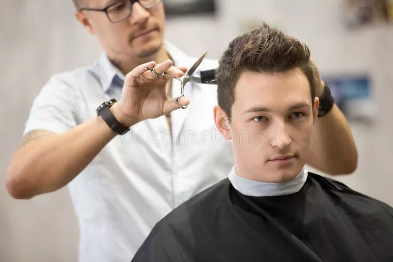 Кто последний в парикмахерскую в мужской. Мужская стрижка процесс. Парикмахерская мужская стрижка. Красивый парикмахер мужчина. Стилист мужчина.