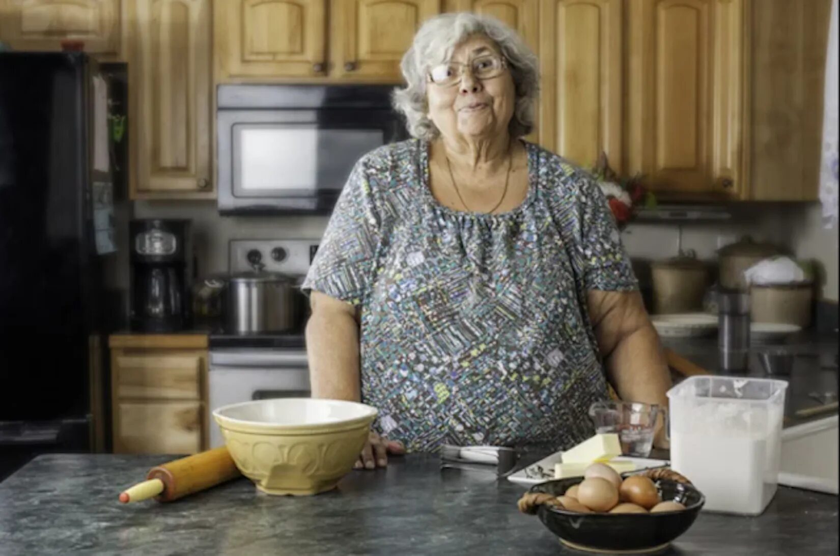 This my grandmother. Бабушка стряпает. Старая женщина на кухне. Бабушка на кухне. Пожилые на кухне.