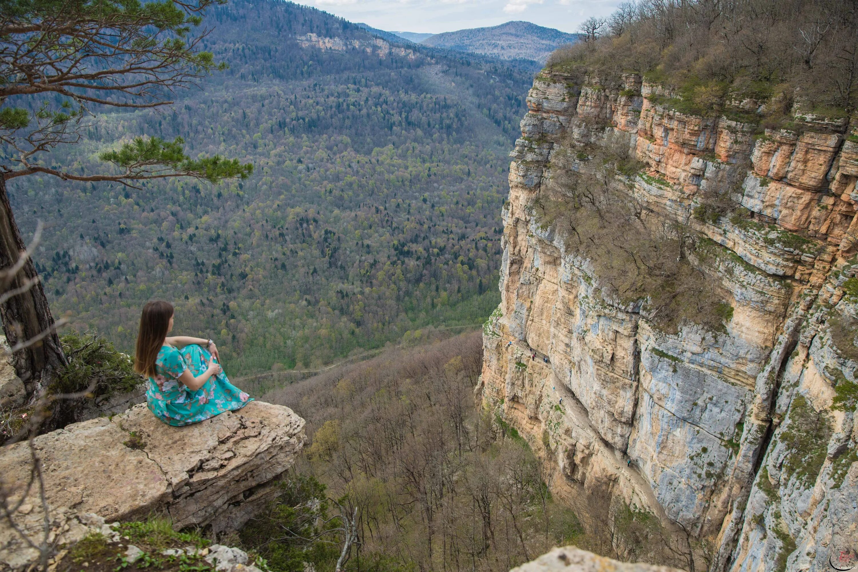 Орлиные скалы мезмай. Адыгея мезмай орлиная полка. Орлиная гора мезмай. Мезмай краснодарский край орлиная полка. Адыгея скала орлиная полка.
