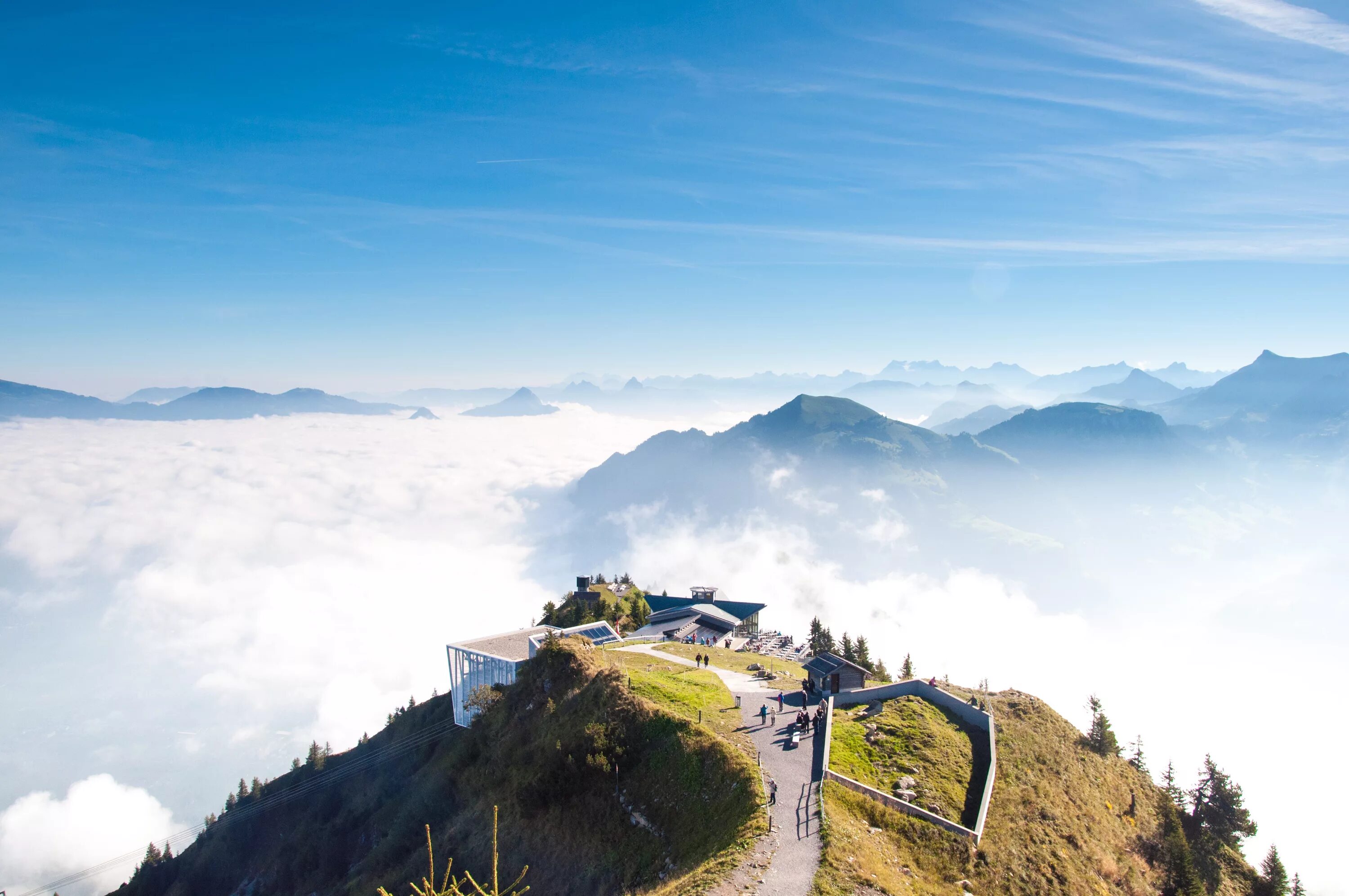 С холма открывается удивительный вид. Швейцария горы Альпы. Свизерленд Швейцария. Панорама Альп Швейцария. Высокогорная Швейцария.