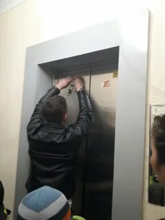 Зажало дверьми лифта