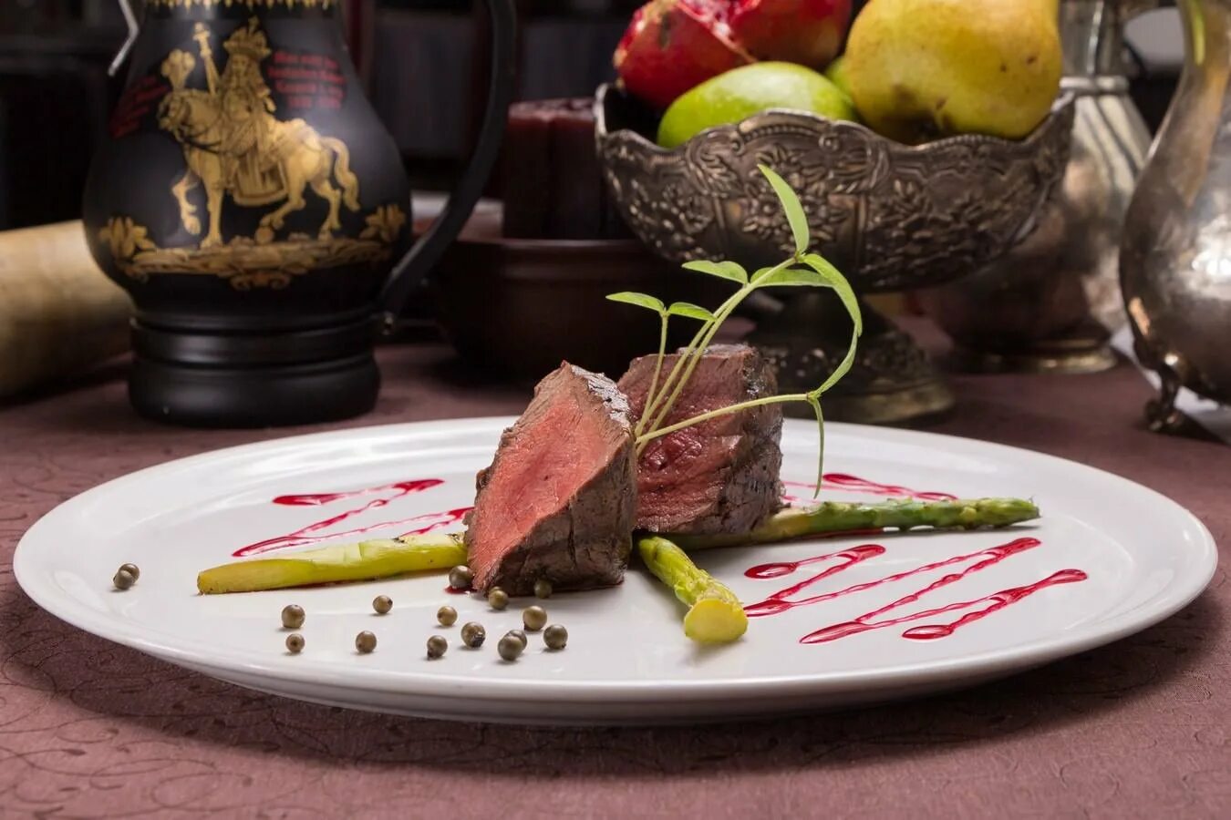 Красивая подача блюд. Подача блюд в ресторане. Блюда ресторана оригинальное. Каре ягненка сувид. Необычная подача блюд в ресторанах.