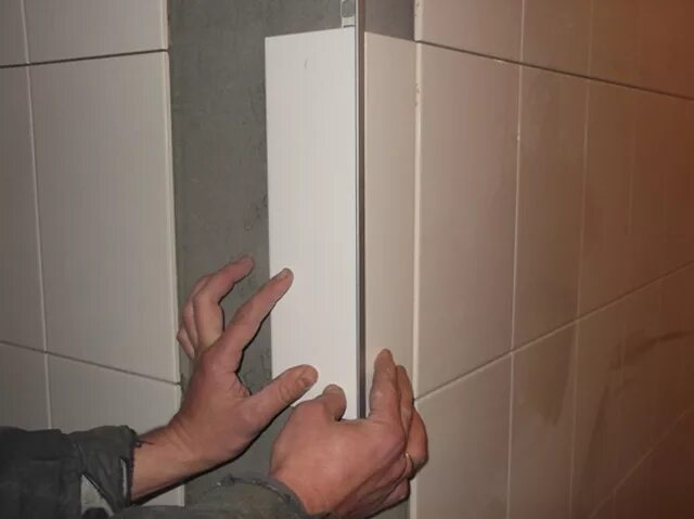 как класть углы плитки в ванной. как класть углы плитки в ванной. укладка плитки с коробом. угол в ванной из плитки. укладка плитки в углах.