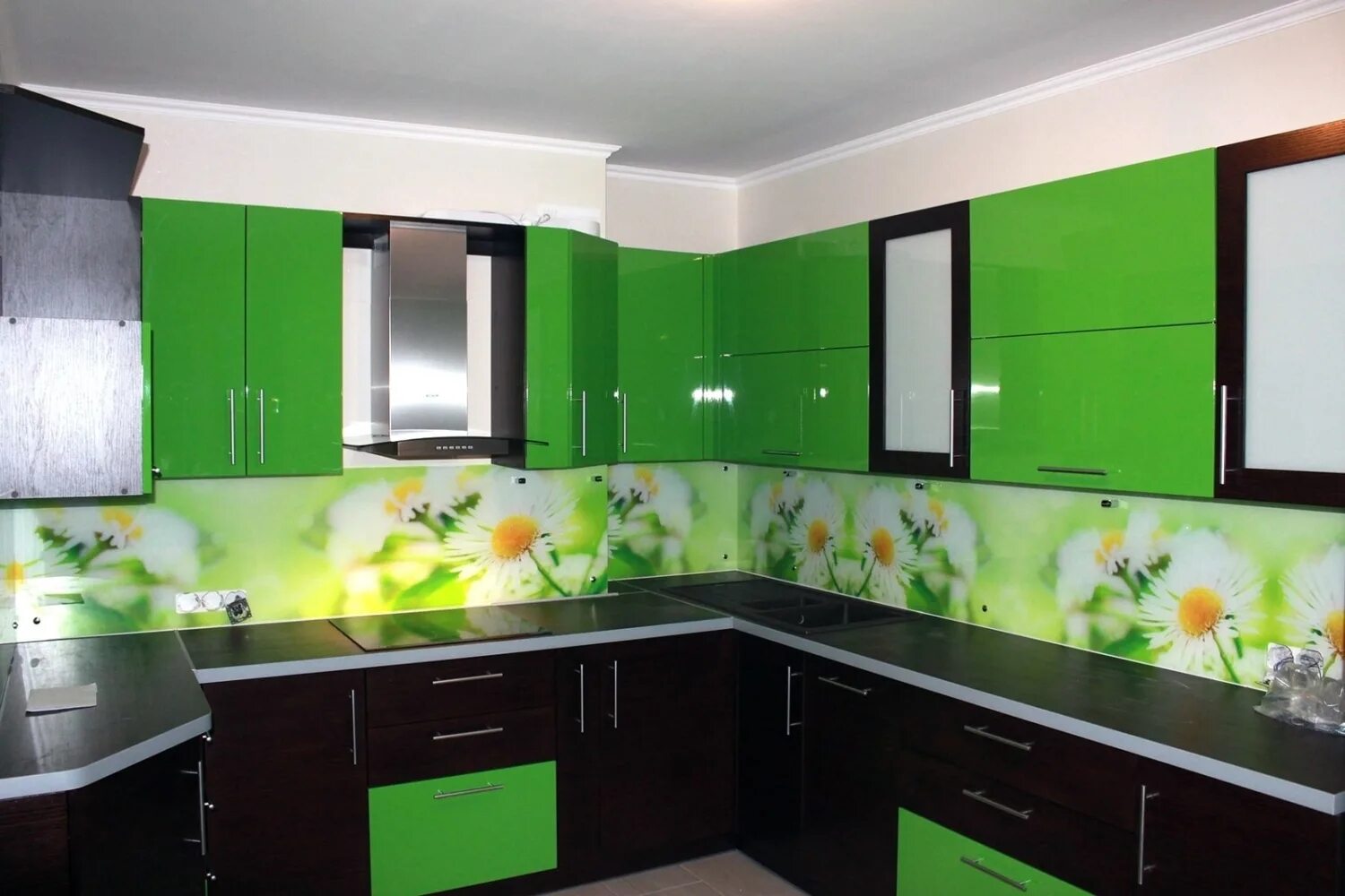 Скинали для кухни. Стеновая панель для кухни зеленая. Кухня с зеленым фартуком. Фартук для салатовой кухни. Стеклянные панели для зеленой кухни.