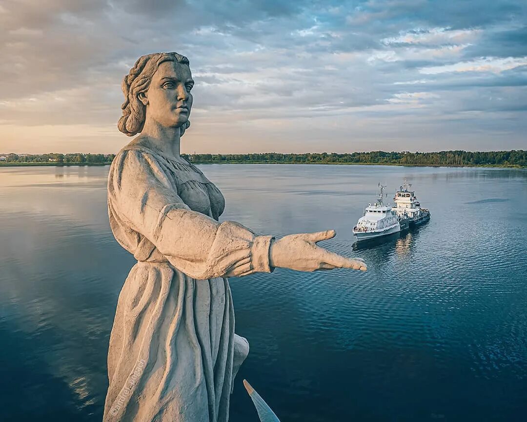 Россия матушка для кого заноза. Монумент Волга-мать в Рыбинске. Рыбинск статуя мать-Волга. Скульптура мать Волга в Рыбинске. Рыбинское водохранилище монумент мать Волга.