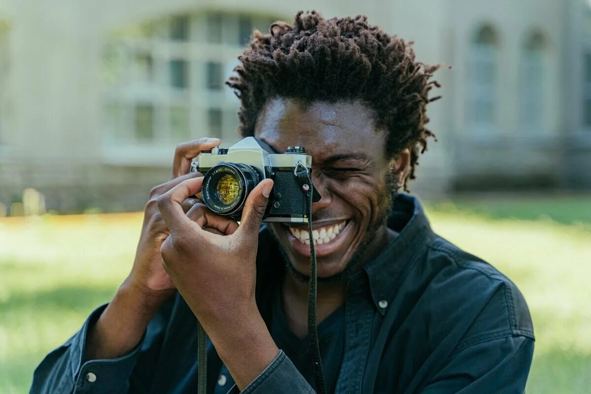 Человек с фотоаппаратом. Камера sony g7x. Видеокамера на штативе. Камера мен ютуб. Надпись ютуб с камерой.