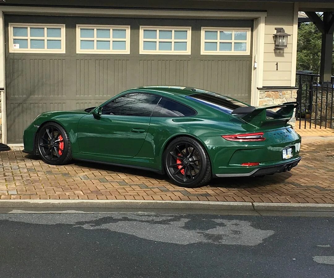 Зеленый цвет темный. Porsche 911 gt3 зеленый. Ferrari ff. Зеленый фон темный. Темно зеленые фф.