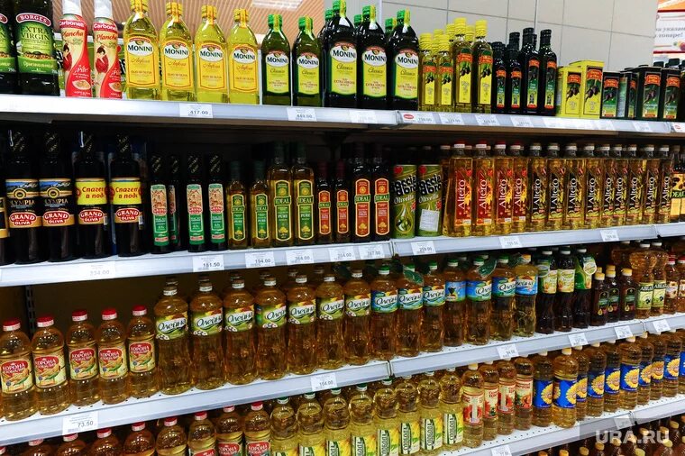 магазин подсолнечное масло. масло подсолнечное. выкладка растительного масла. масло подсолнечное. экспорт подсолнечного масла.