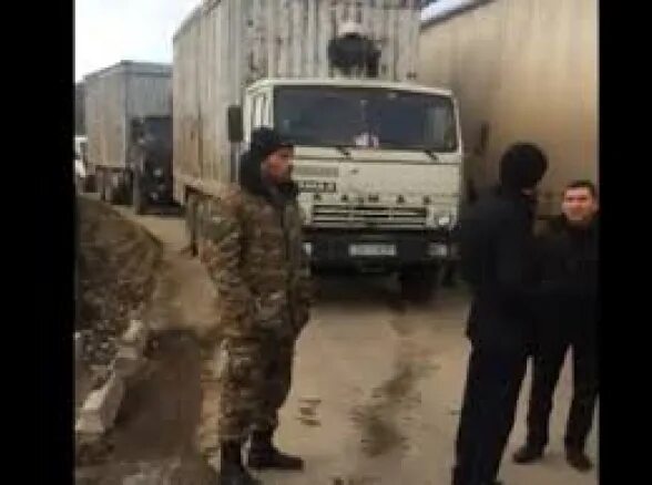 Армения сюникский район новости. Сагателян ишхан бежит. Серж саргсян в толпе фото. Болельщики. Крест в горах армении.