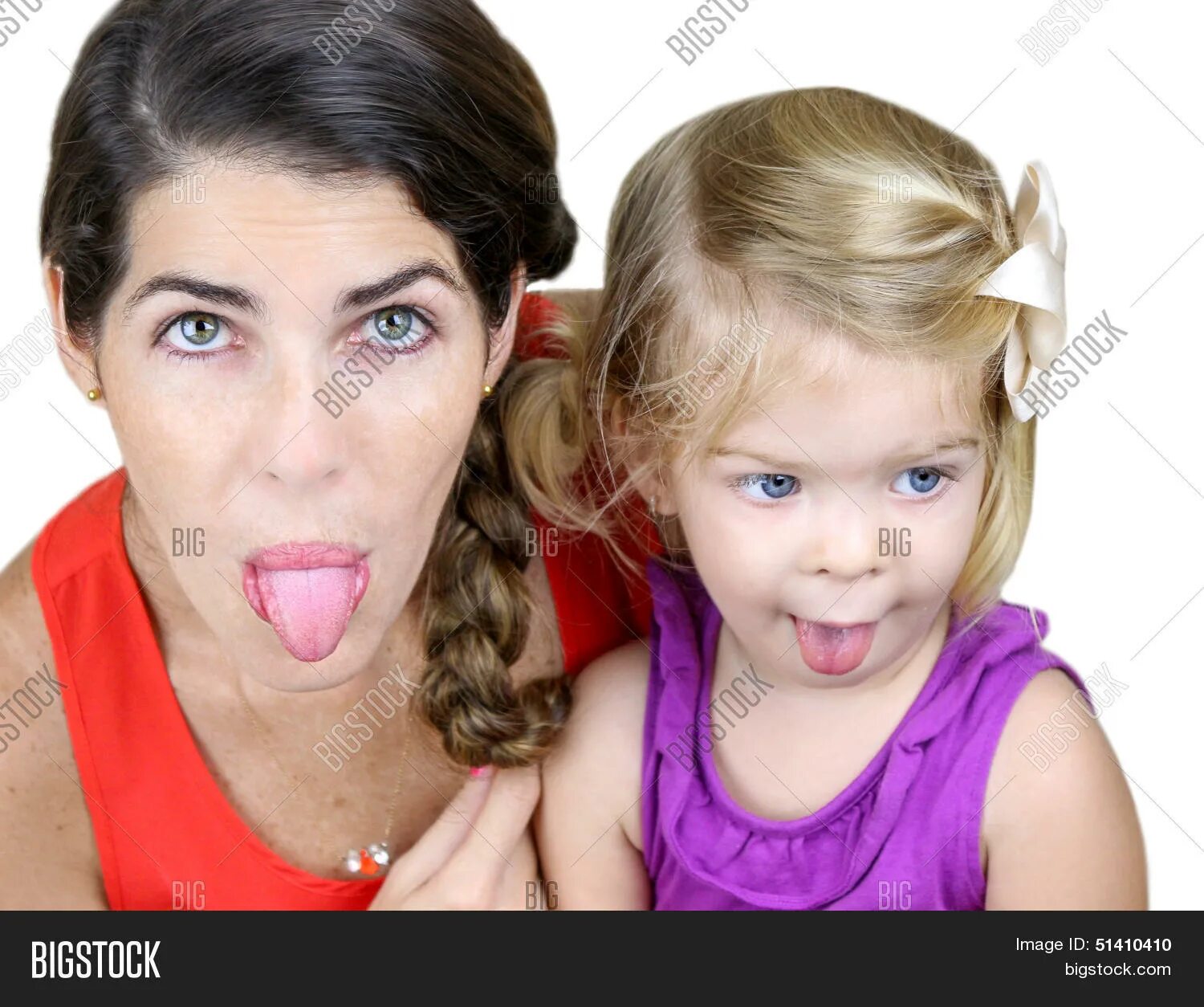 Ребенок показывает язык. Moms mouth. Mother mouth. Мать и дочь открыли рот. Открытый рот мама и дочь.