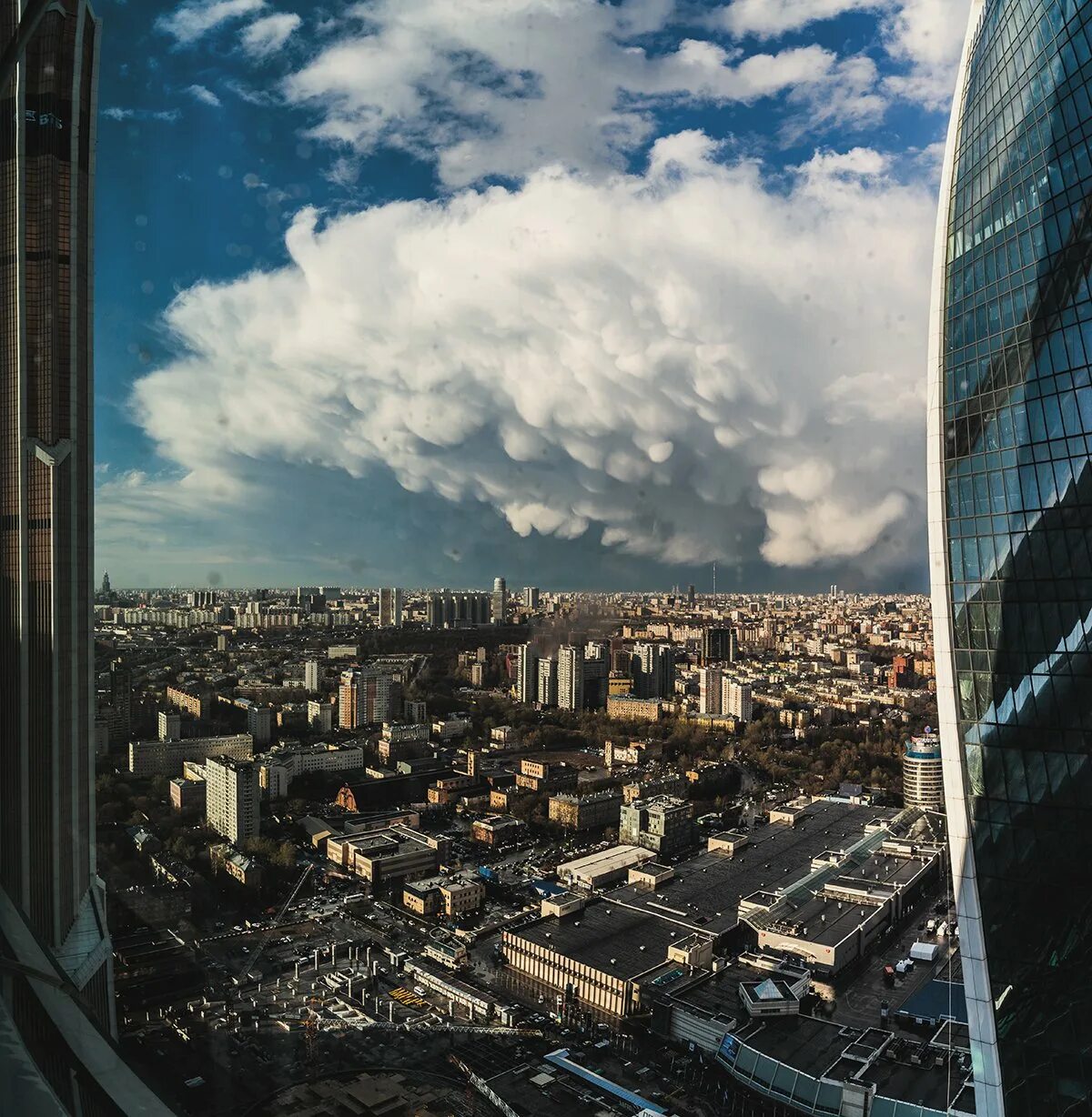 Москва Сити в облаках. Москва Сити облака из окна. Облачность в Москва Сити. Башня Федерация в облаках.