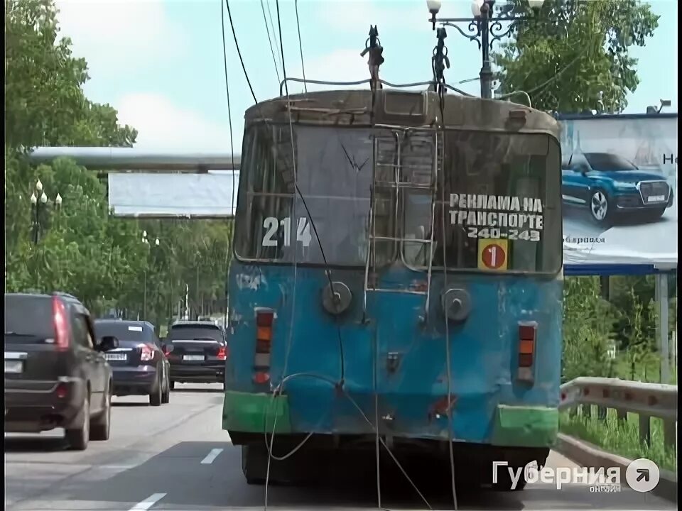 Троллейбус обрыв. Троллейбус хабаровск. троллейбусные опоры. обрыв контактной сети троллейбуса. обрыв троллейбусных проводов.