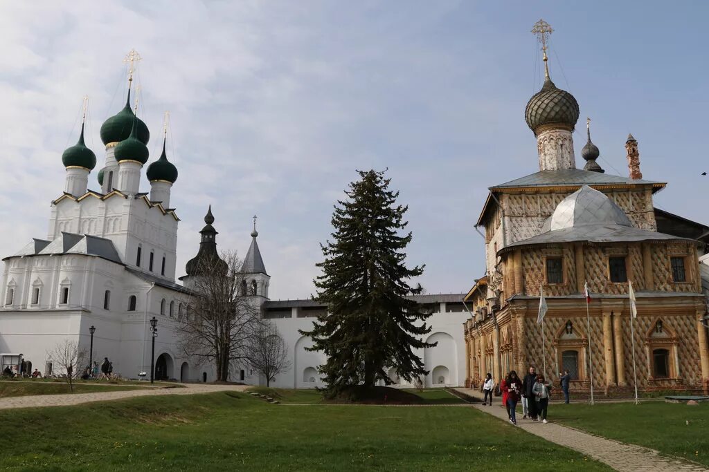 Ростов великий достопримечательности фото. Ростовский Кремль митрополичий двор. Митрополичий сад Ростовского Кремля. Ростов Великий, Расцвет. Доспремечательства Ростова Ростовский Кремль проект.