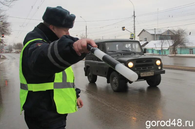 Работа гибдд гагарин. Сотрудник ГИБДД. Гаишник на дороге. ГАИ рейд должников. В Казани автоинспекторы проведут рейд.