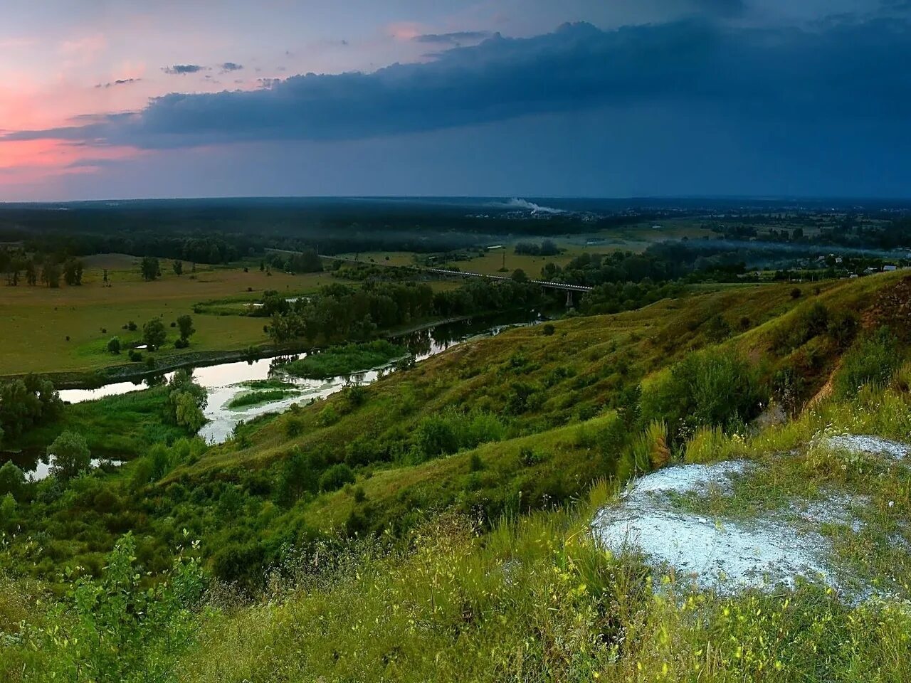 Прогноз холм. Холмы с рекой. природа холм и речка. пригорок у реки. пензенская область холмы.