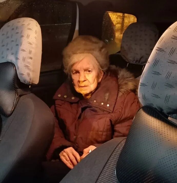 Нашлась пожилая женщина. Бабушка найду. Бабушка возле машины. Бабушка возле машины лежит.