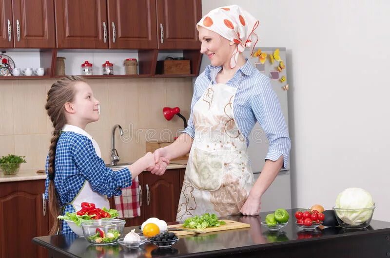 Мама готовит. Кухня помогаю маме. Помогать маме по дому. Семья на кухне. Программа мама готовит