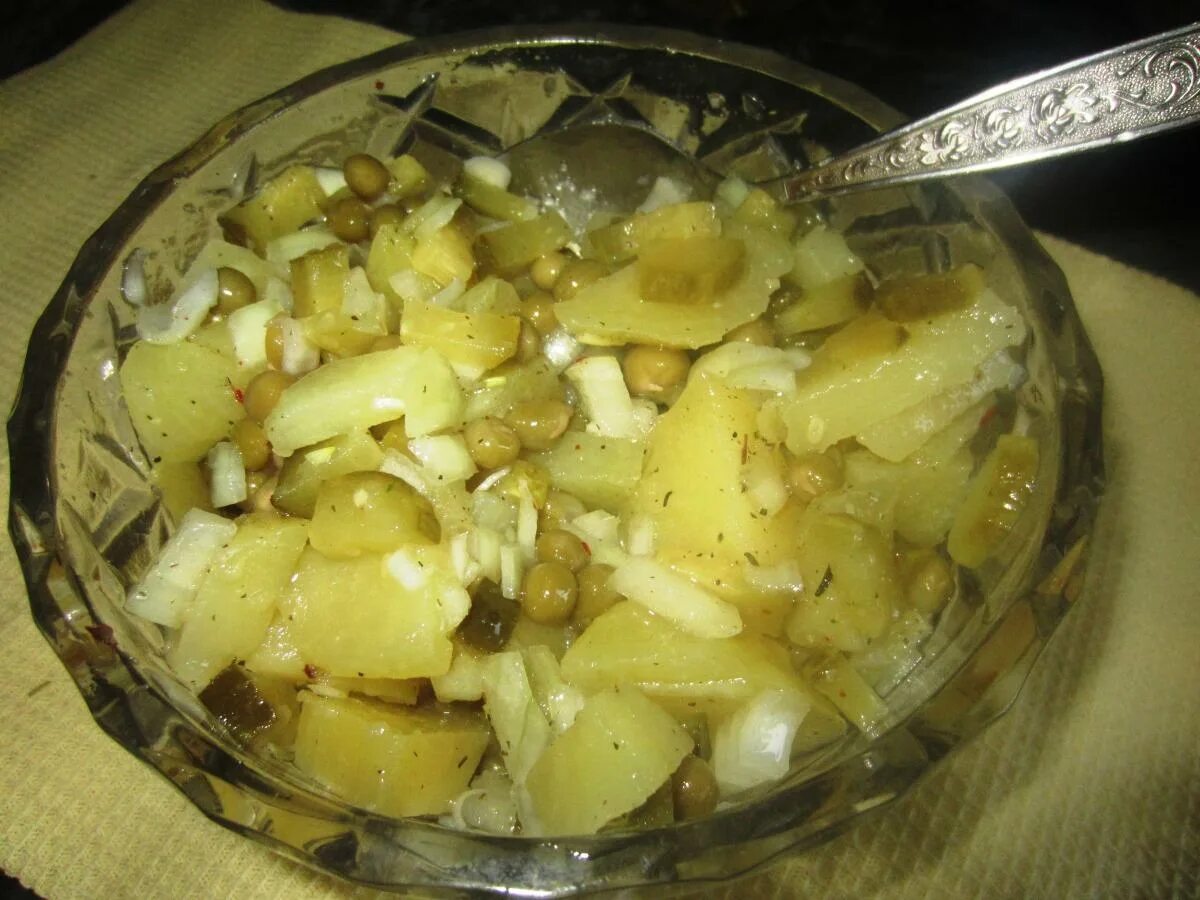 Деревенский салат с картошкой и солеными огурцами. Салат деревенский. Деревенский салат с картошкой и солеными огурцами. Деревенский салат с картошкой и солеными огурцами. Салат деревенский с картошкой и соленым огурцом.